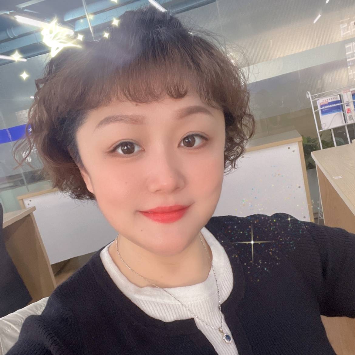 小海豚等待苗条的照片