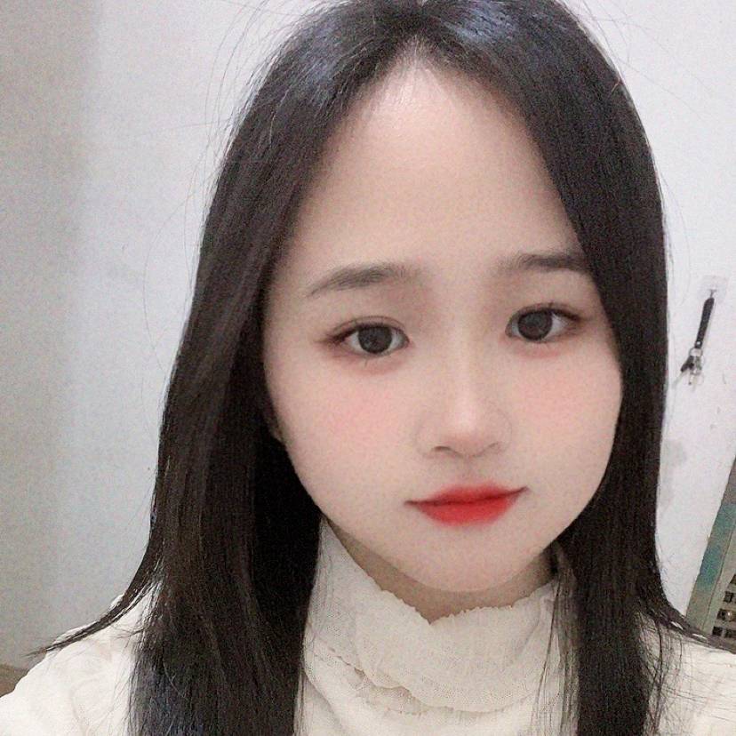 温婉扯鲜花的照片