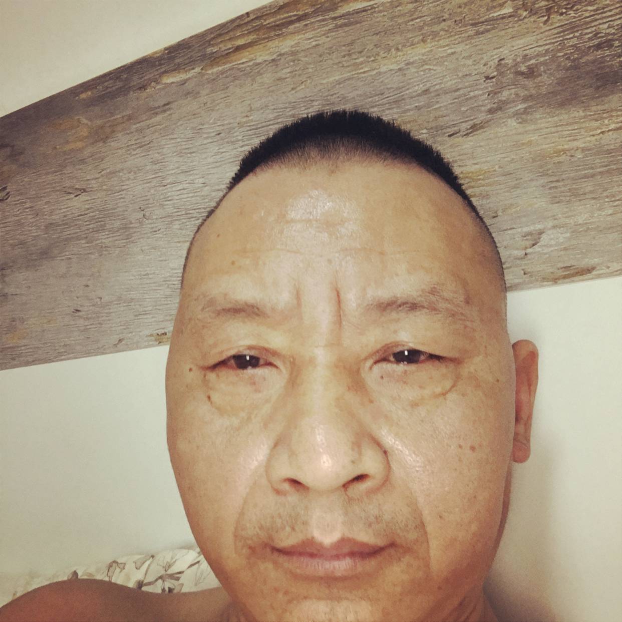 冰淇淋闻腼腆的照片