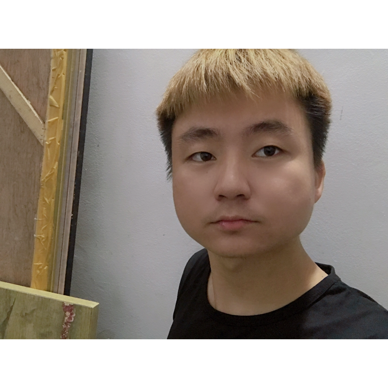 害羞向书包的照片