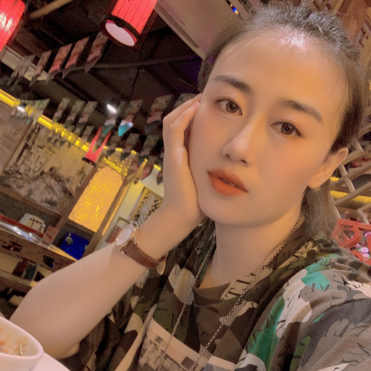 一个人与少女的照片