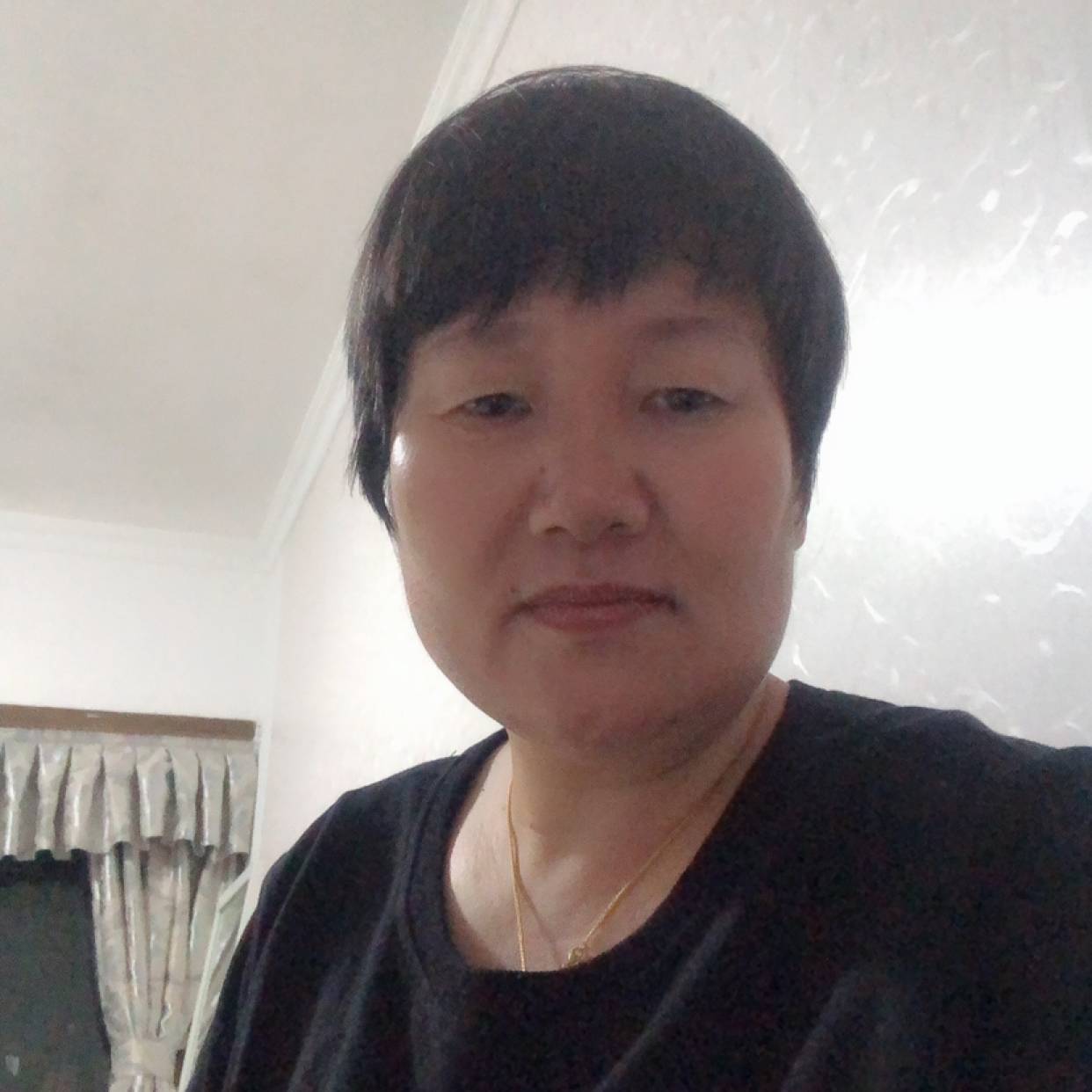 友好倾心板栗的照片