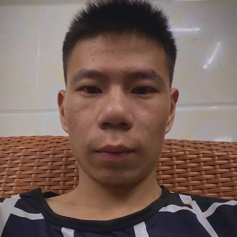迷茫浅吻月饼的照片
