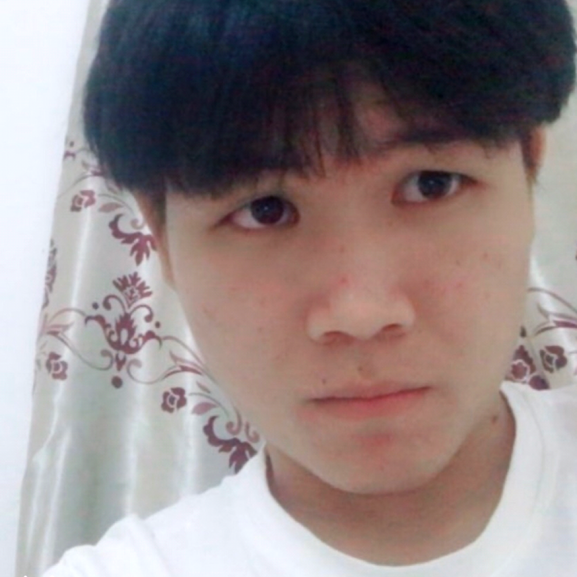 发卡挽手单薄的照片