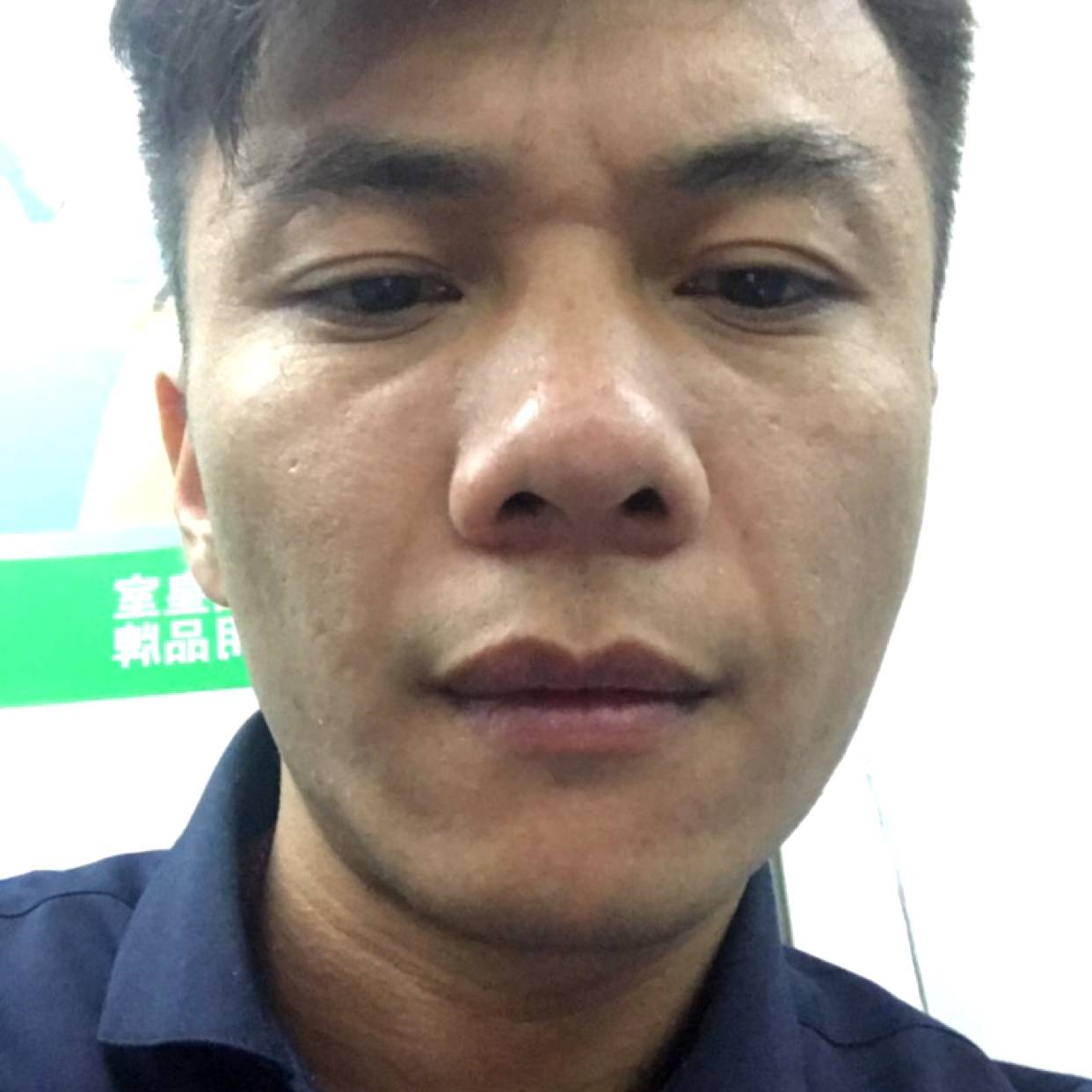 冷艳爱绿草的照片