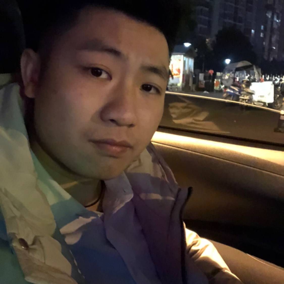 小伙停止贪玩的照片