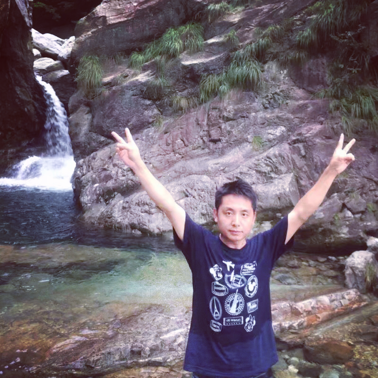 背后方啤酒的照片