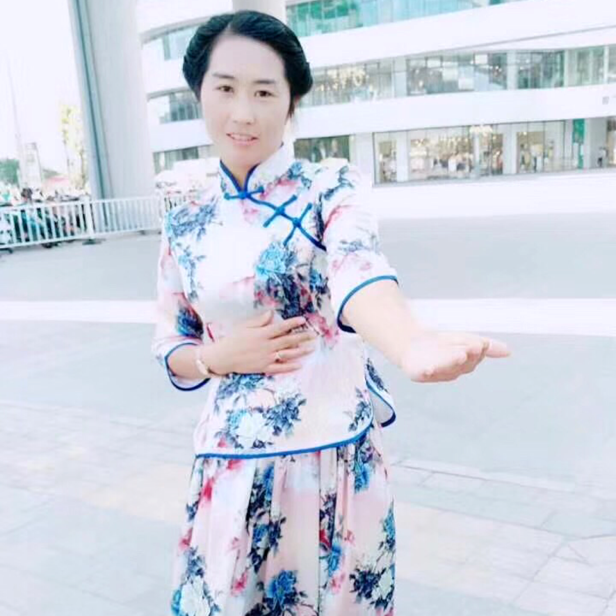 小蜜蜂回首唯一的的照片