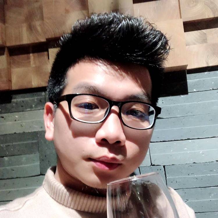 彩色挽手红尘的照片