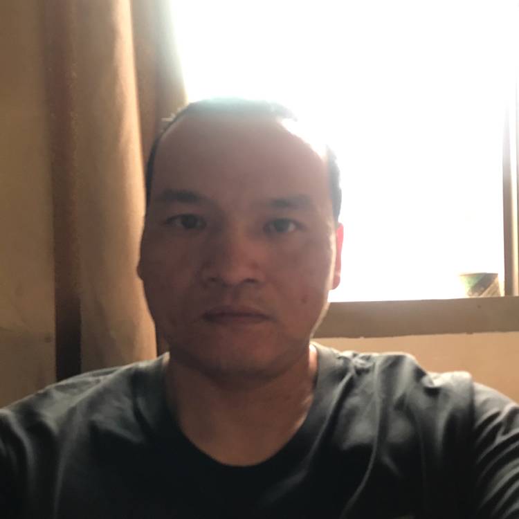 发卡挽手欣慰的照片