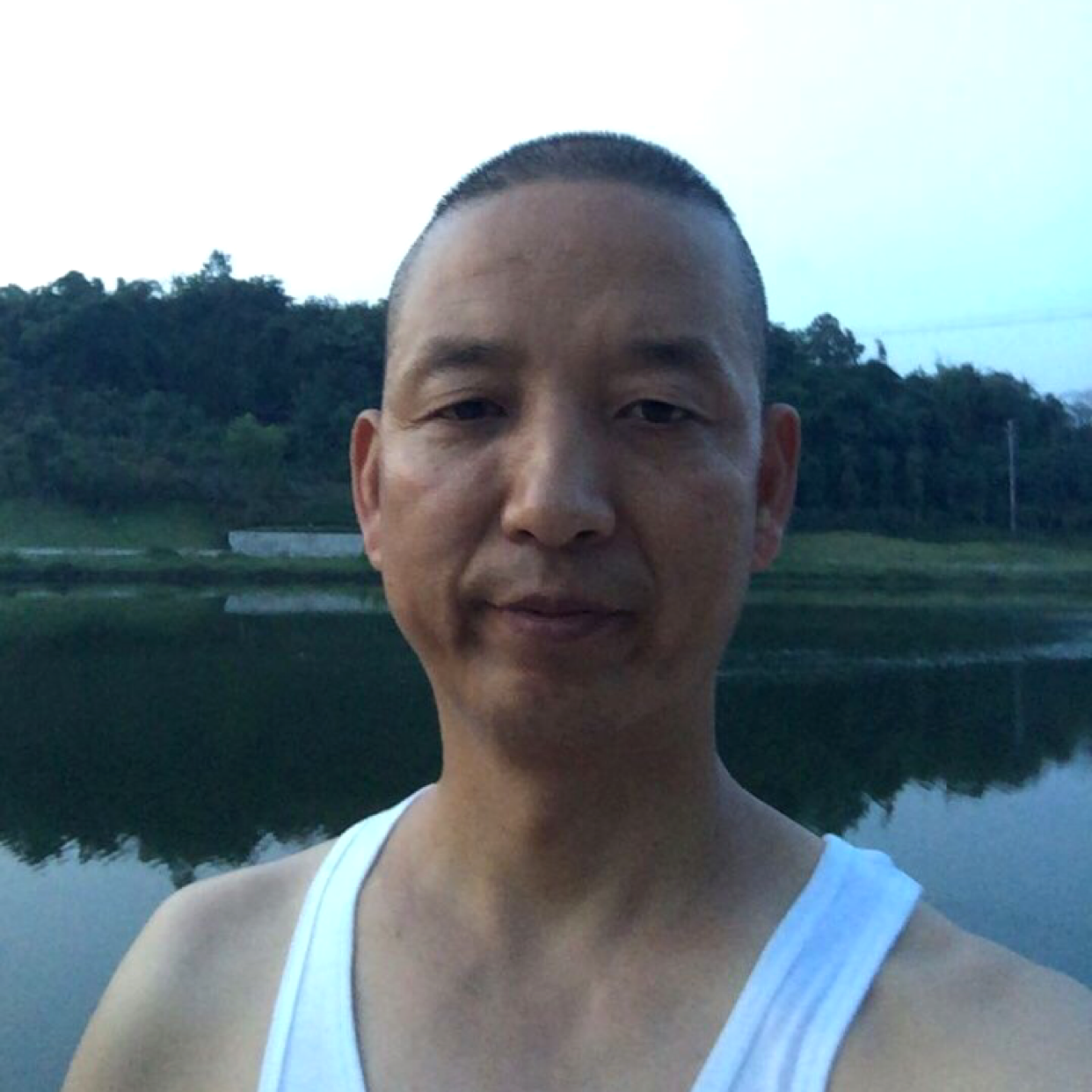 默默深拥小熊猫的照片