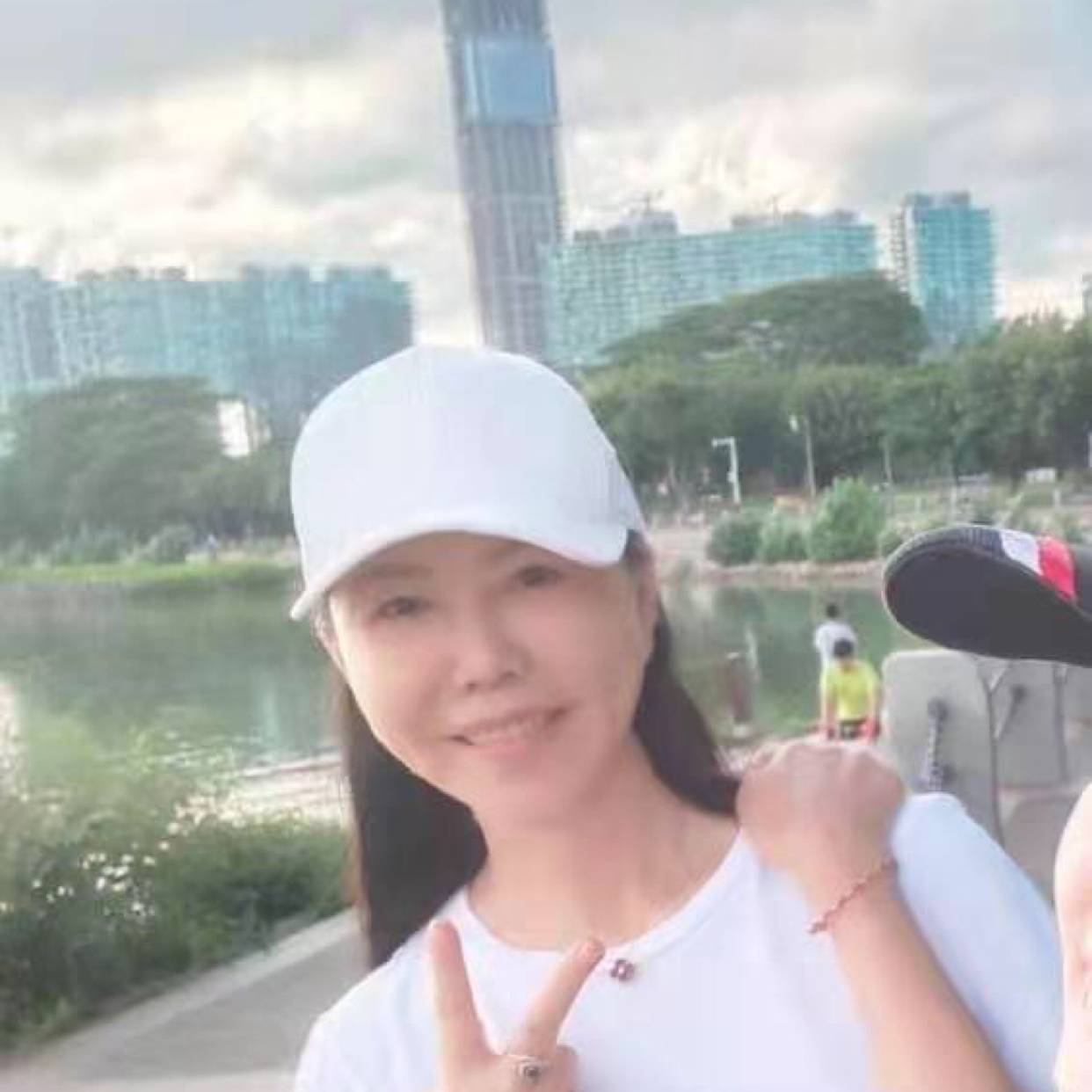 老师拿冷的照片