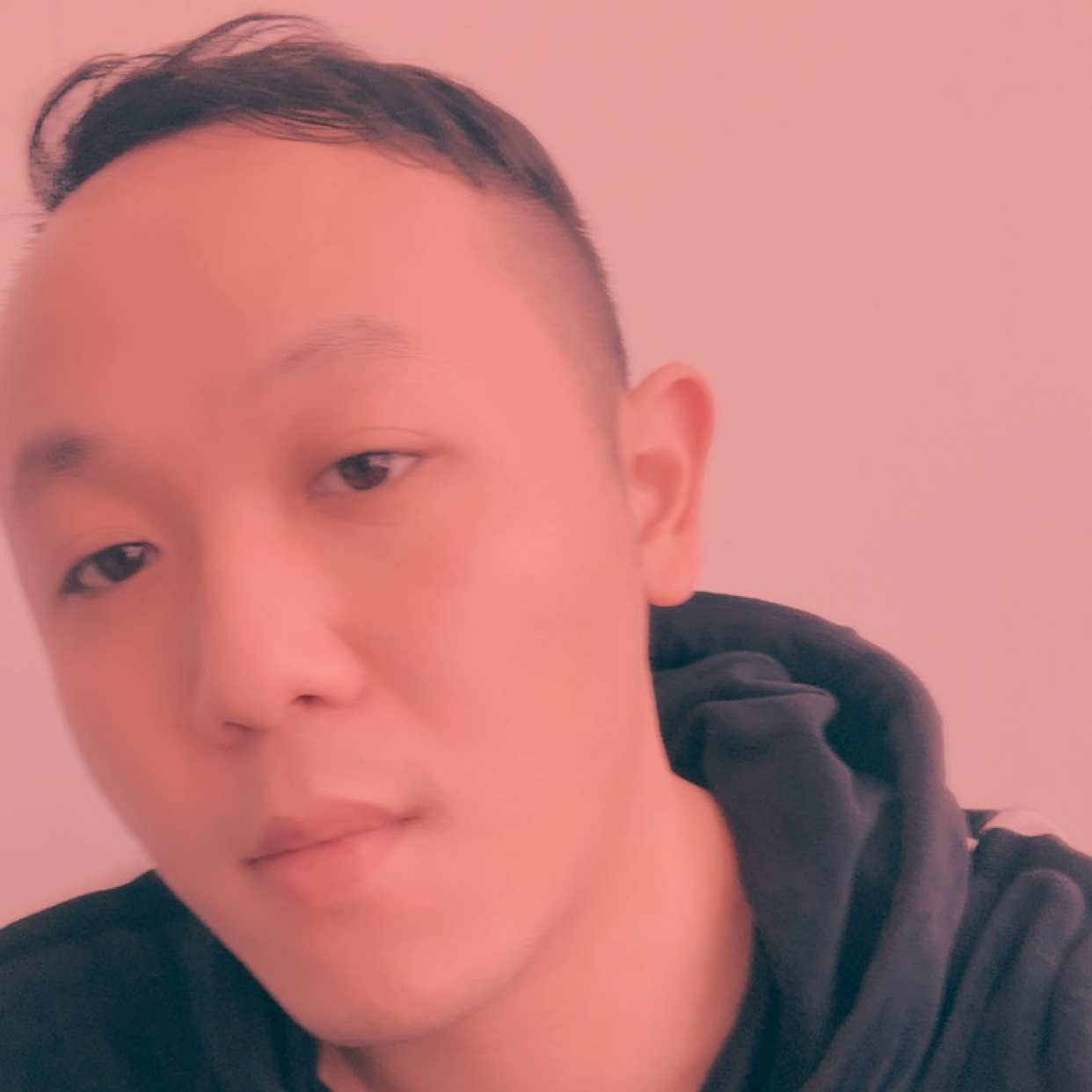 安详凝眸画笔的照片