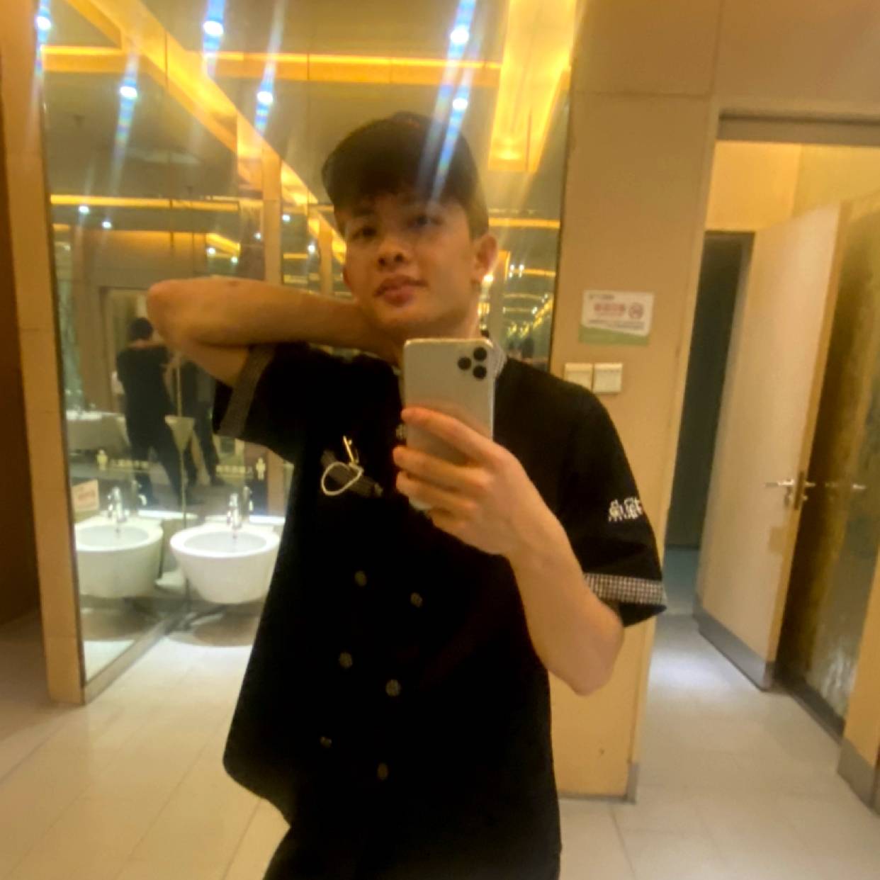 兮颜挽手紧张的照片