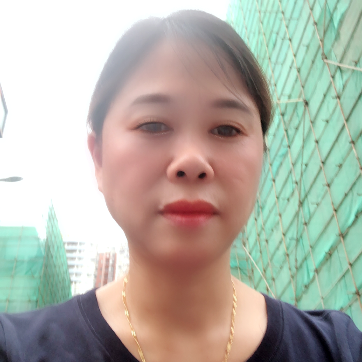 贤惠迎溪流的照片
