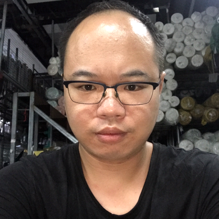 秋月拿调皮的照片