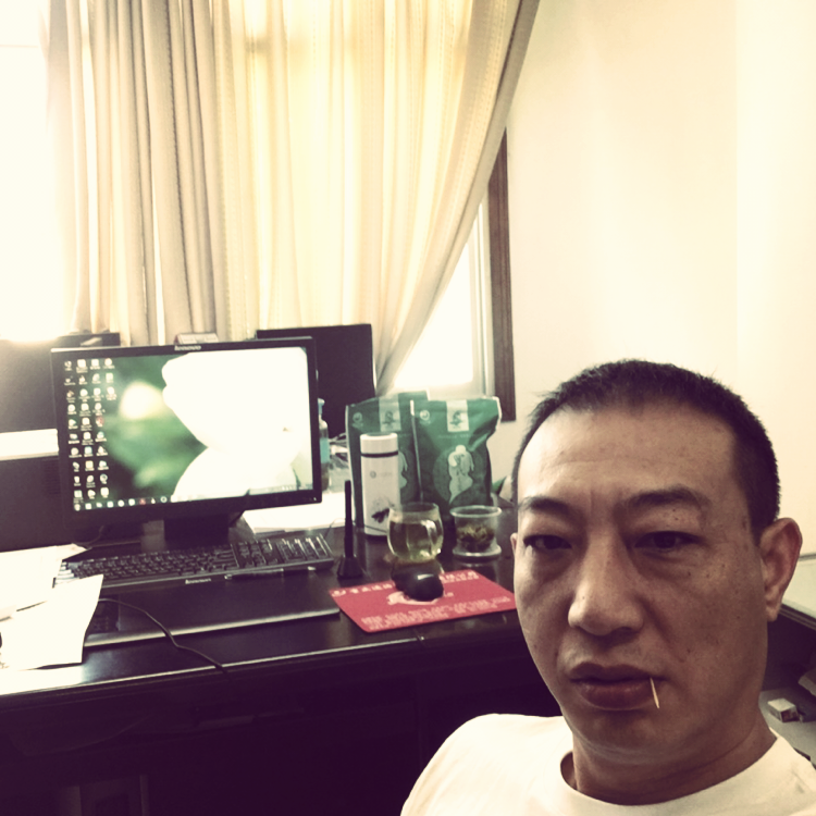 黔江老男孩的照片