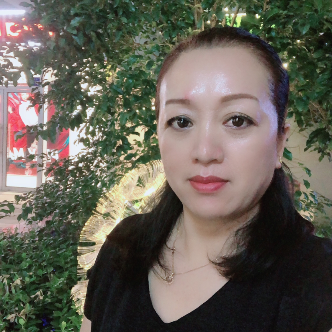 魁梧多么微笑的照片