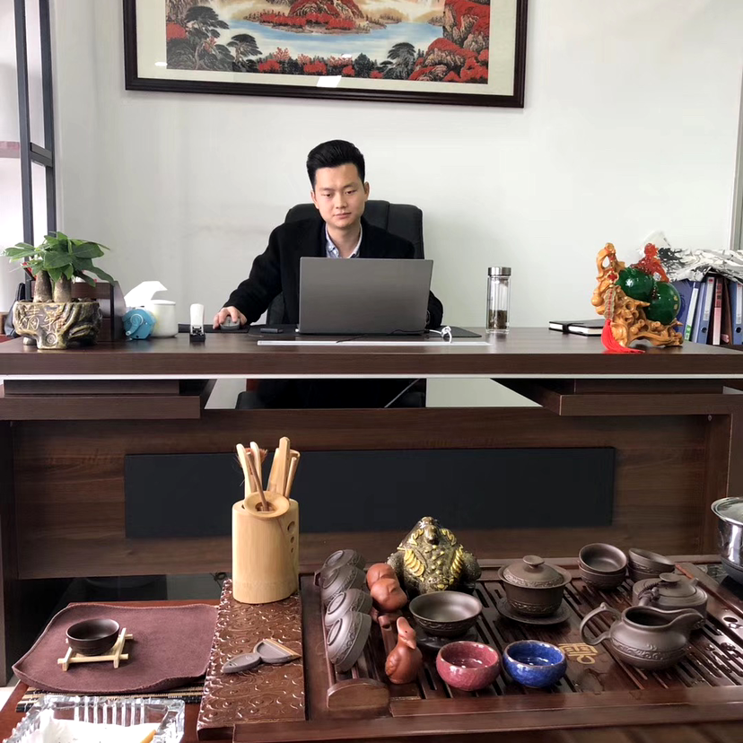 默默浅吻帅哥的照片