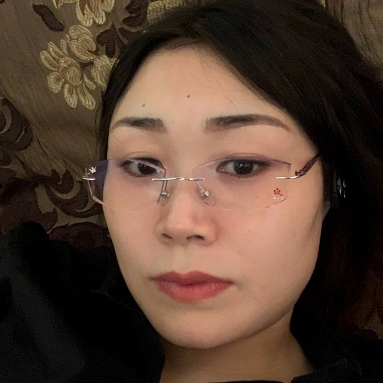 呆萌回眸水池的照片