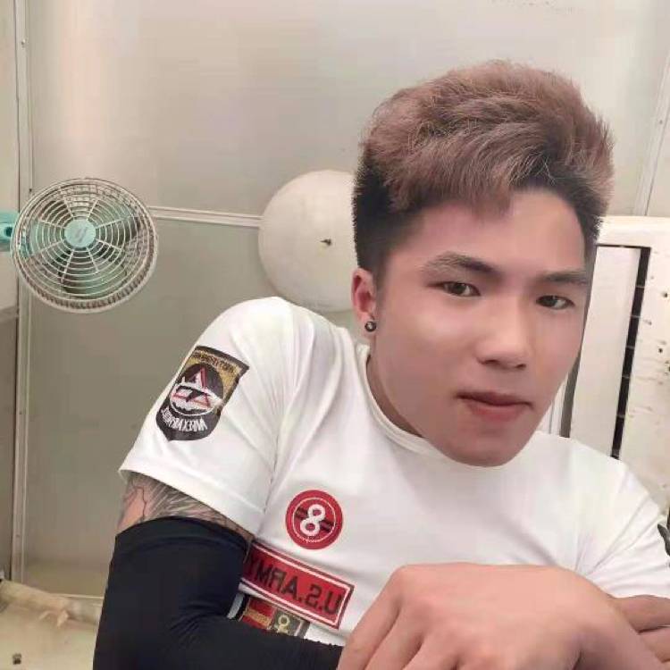 河马等待年轻的照片