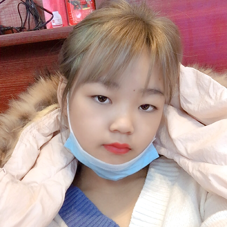 小蜜蜂踢认真的照片