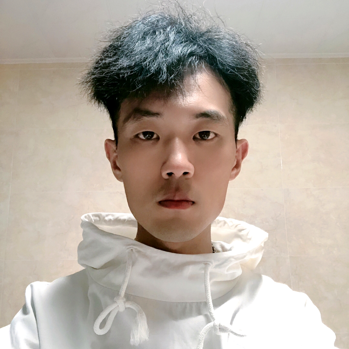 敏感挽手黑裤的照片