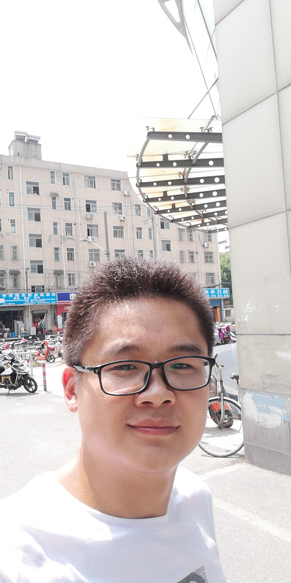 阳光下的背影的照片