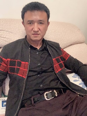 奔流的溪水的照片