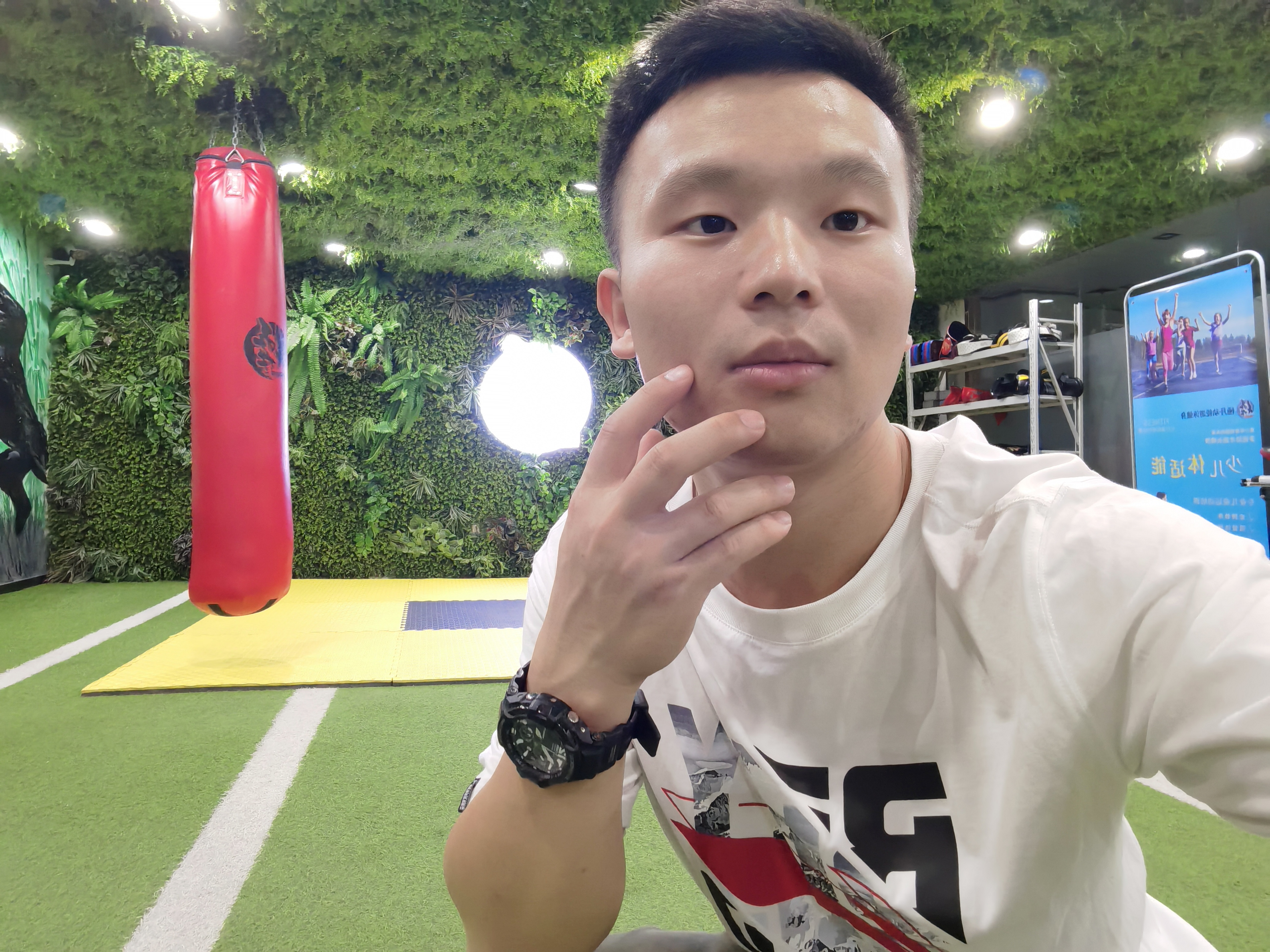 顶天立地的傻瓜的照片