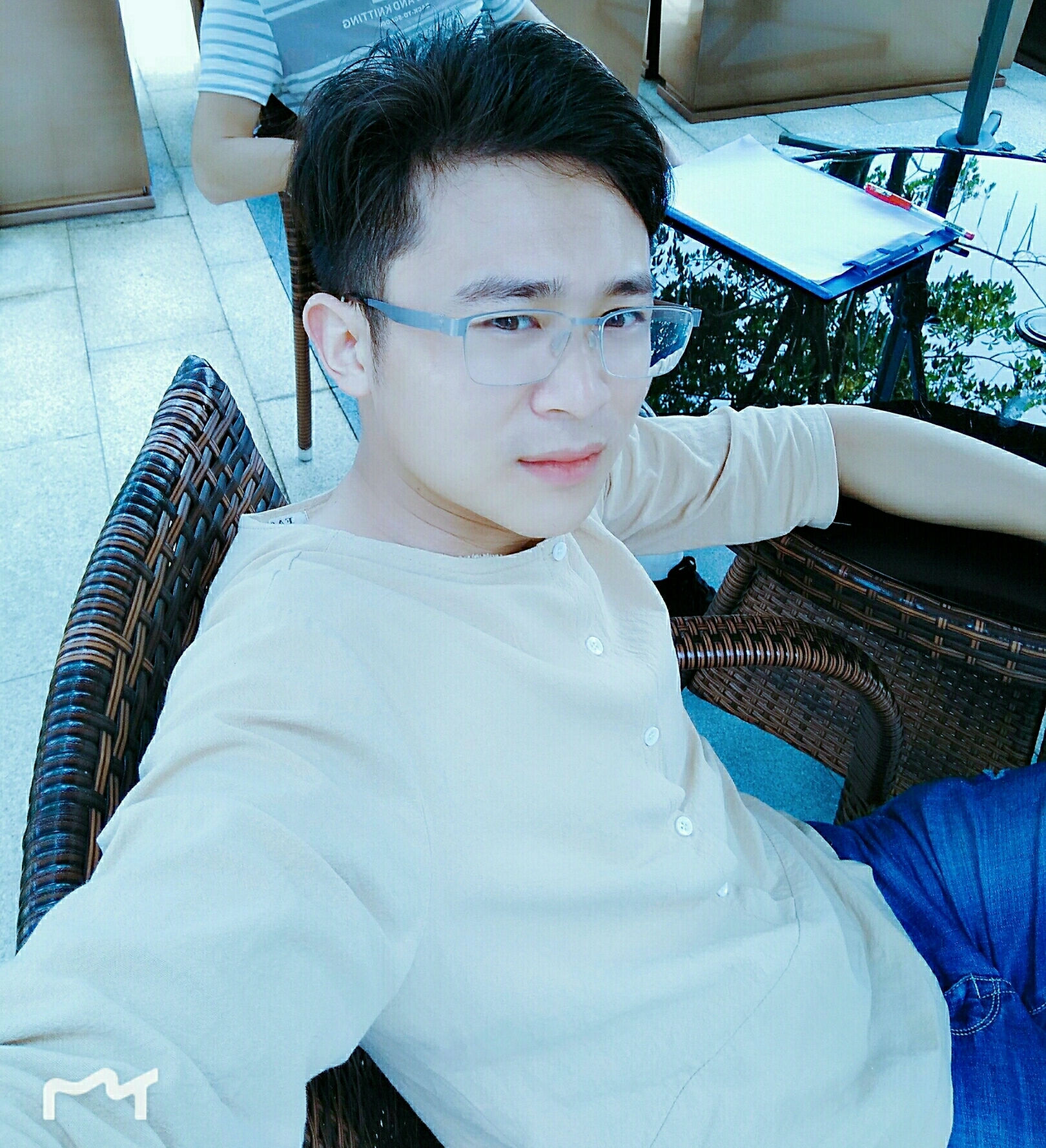 明俊微笑的照片