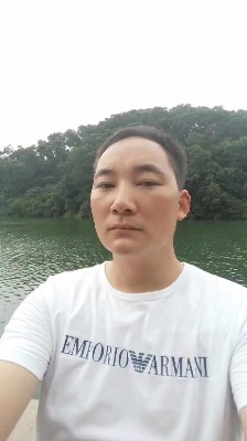 河边散步的照片