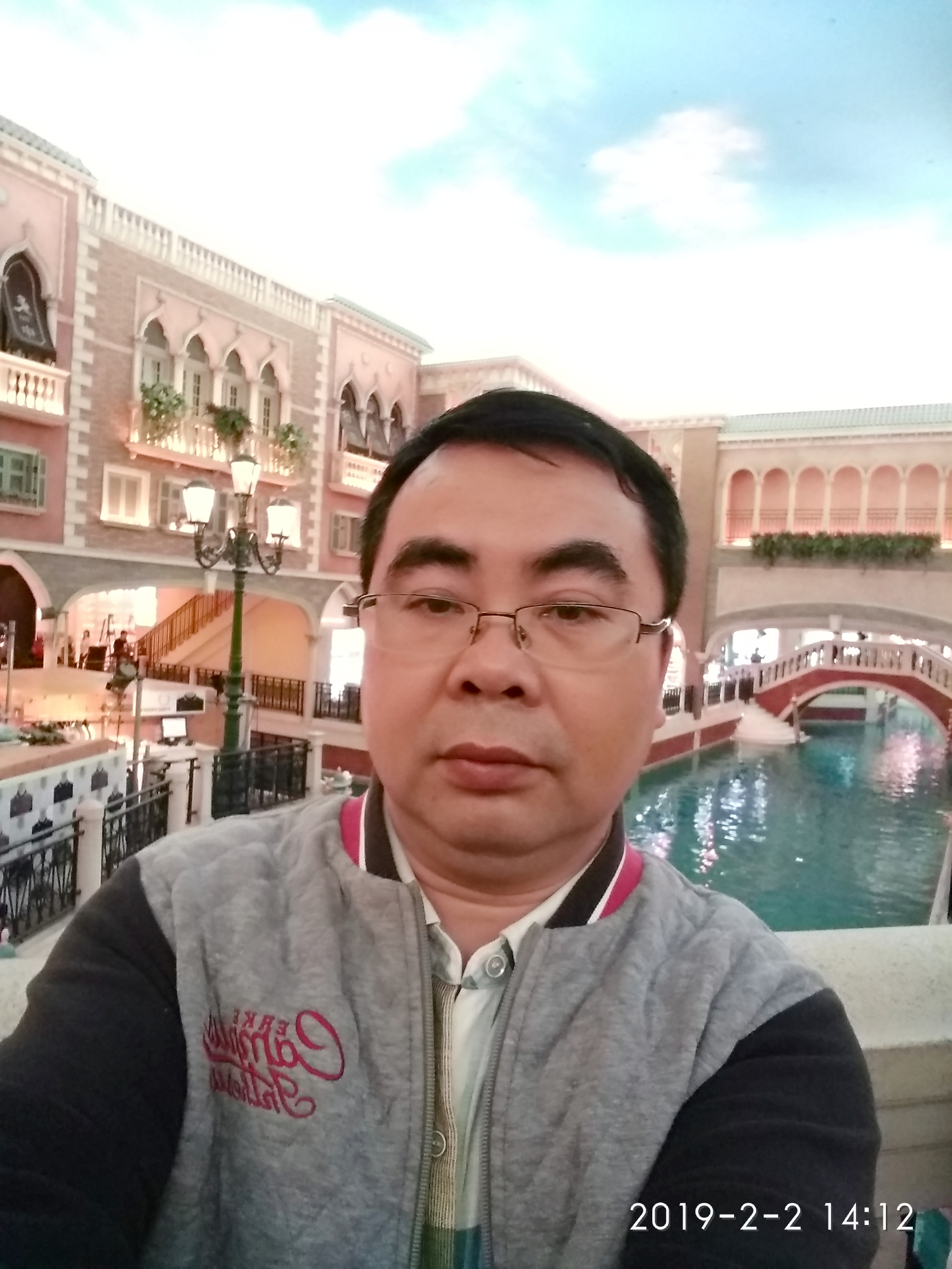 一个等爱的痴男的照片