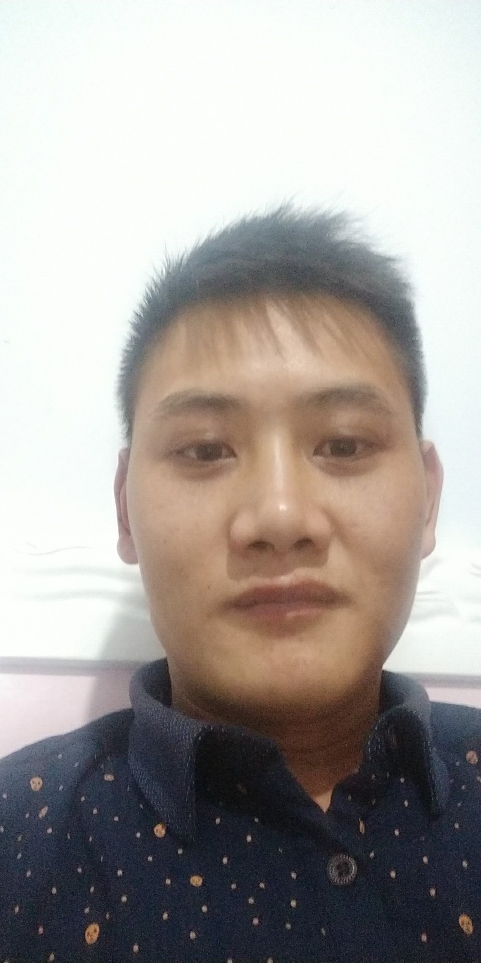 大海里的小舟的照片