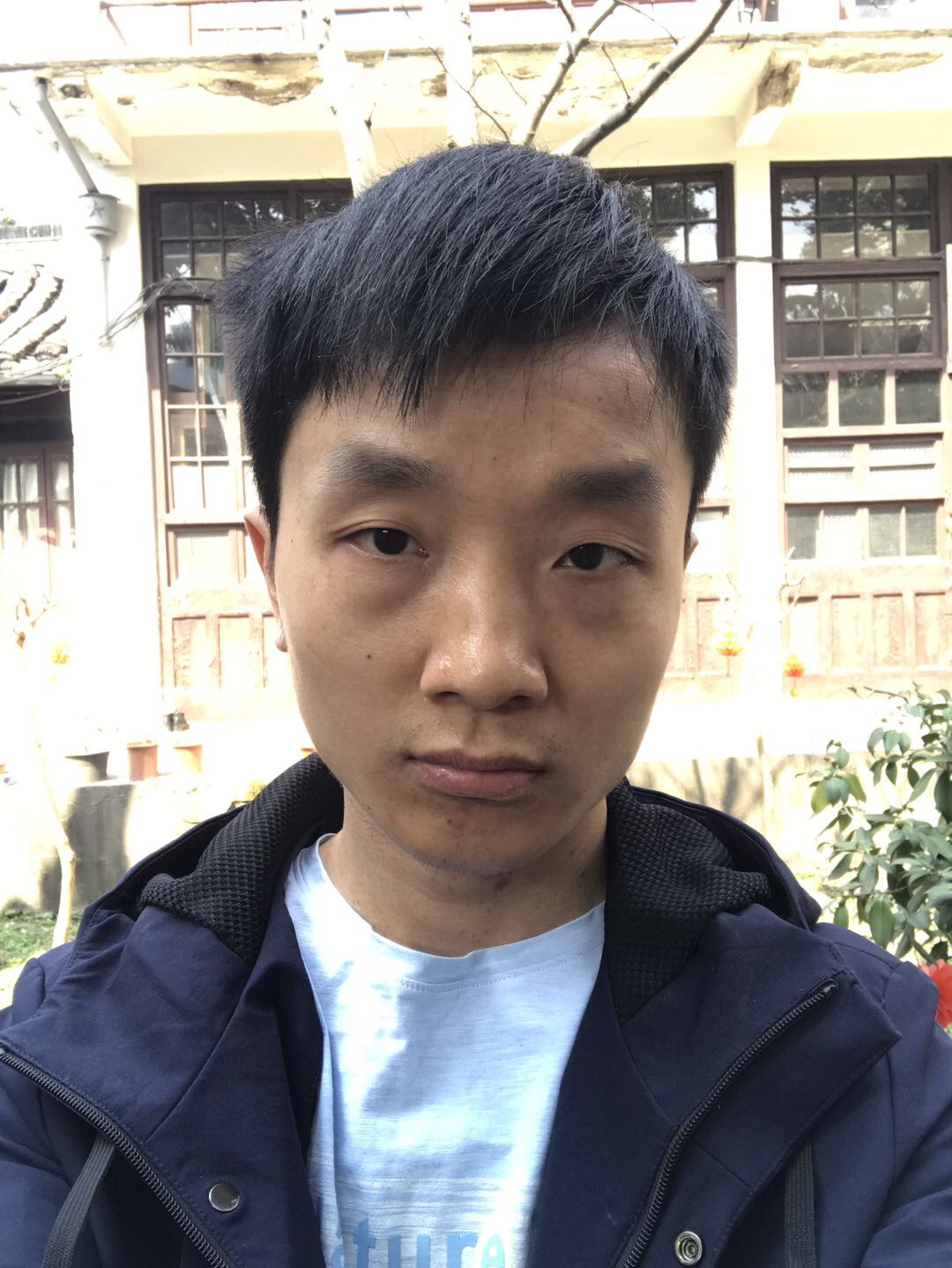 伤心难过的男孩的照片