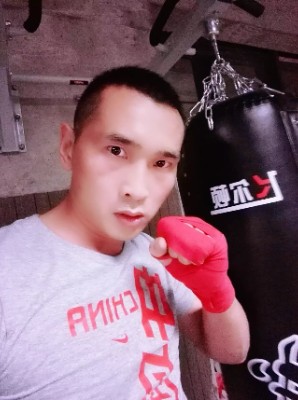 风吹动树叶的照片