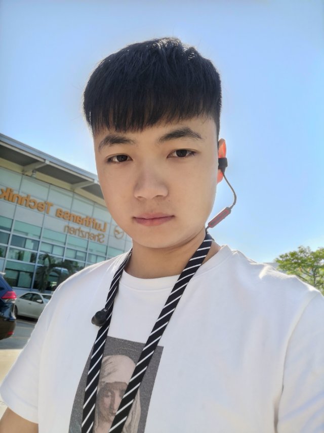 鴻的照片
