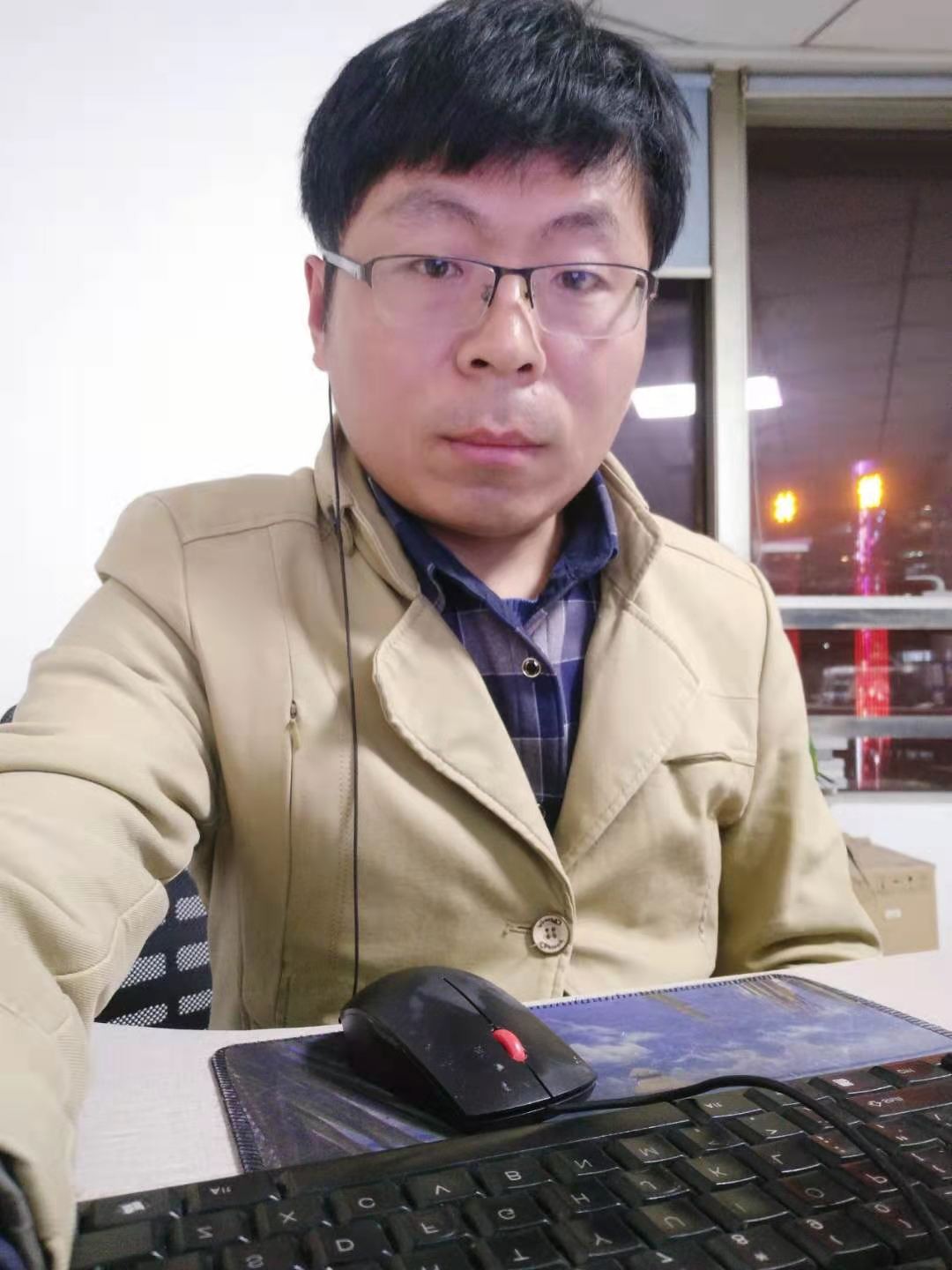 孤单一人找一个人的照片