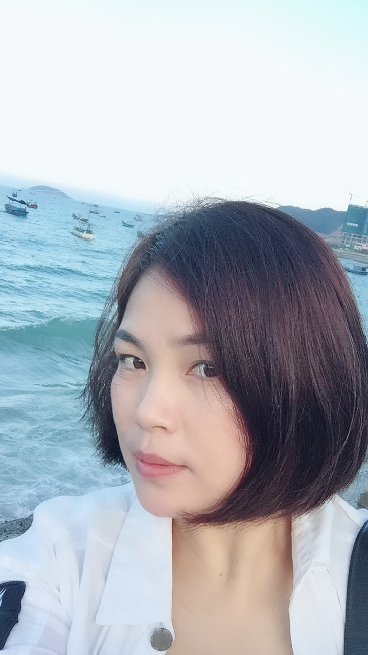 吕珊的照片