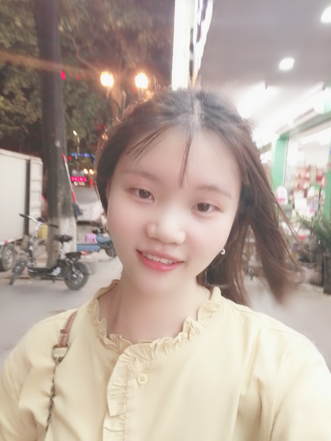很哇塞的小姑姑的照片
