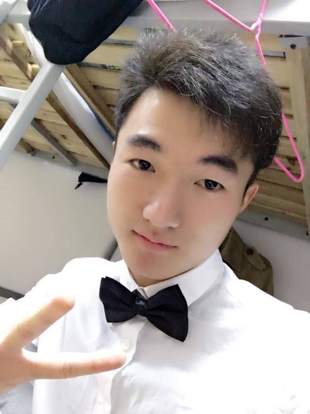 会弹琴的小哥哥的照片