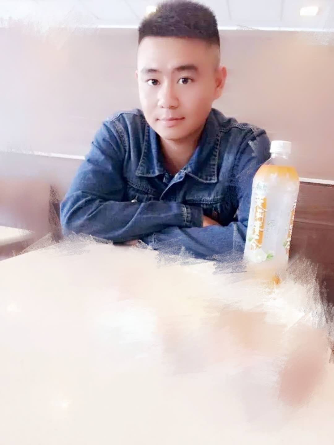 一朵神秘的金针菇的照片