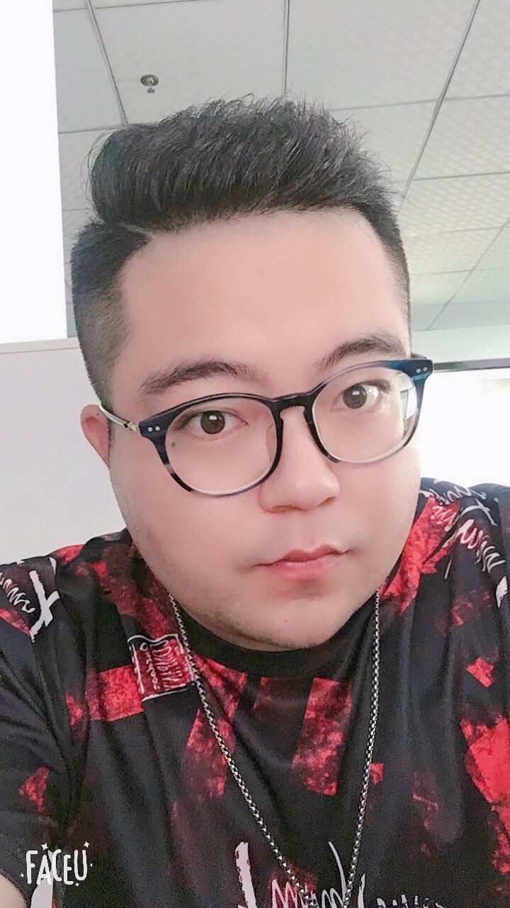 暖男小男孩的照片