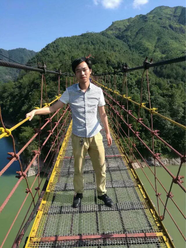 向光亮那方的照片