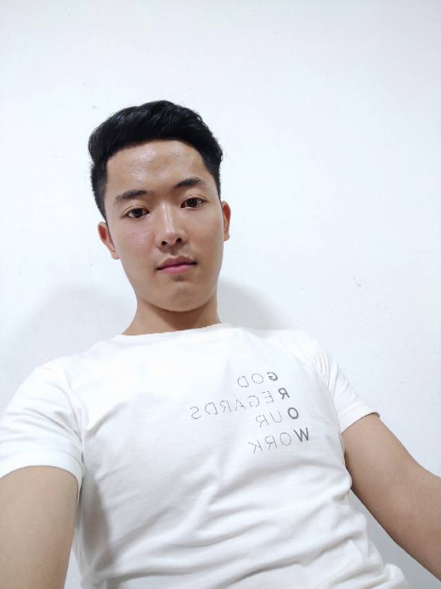 窗下灯火的照片