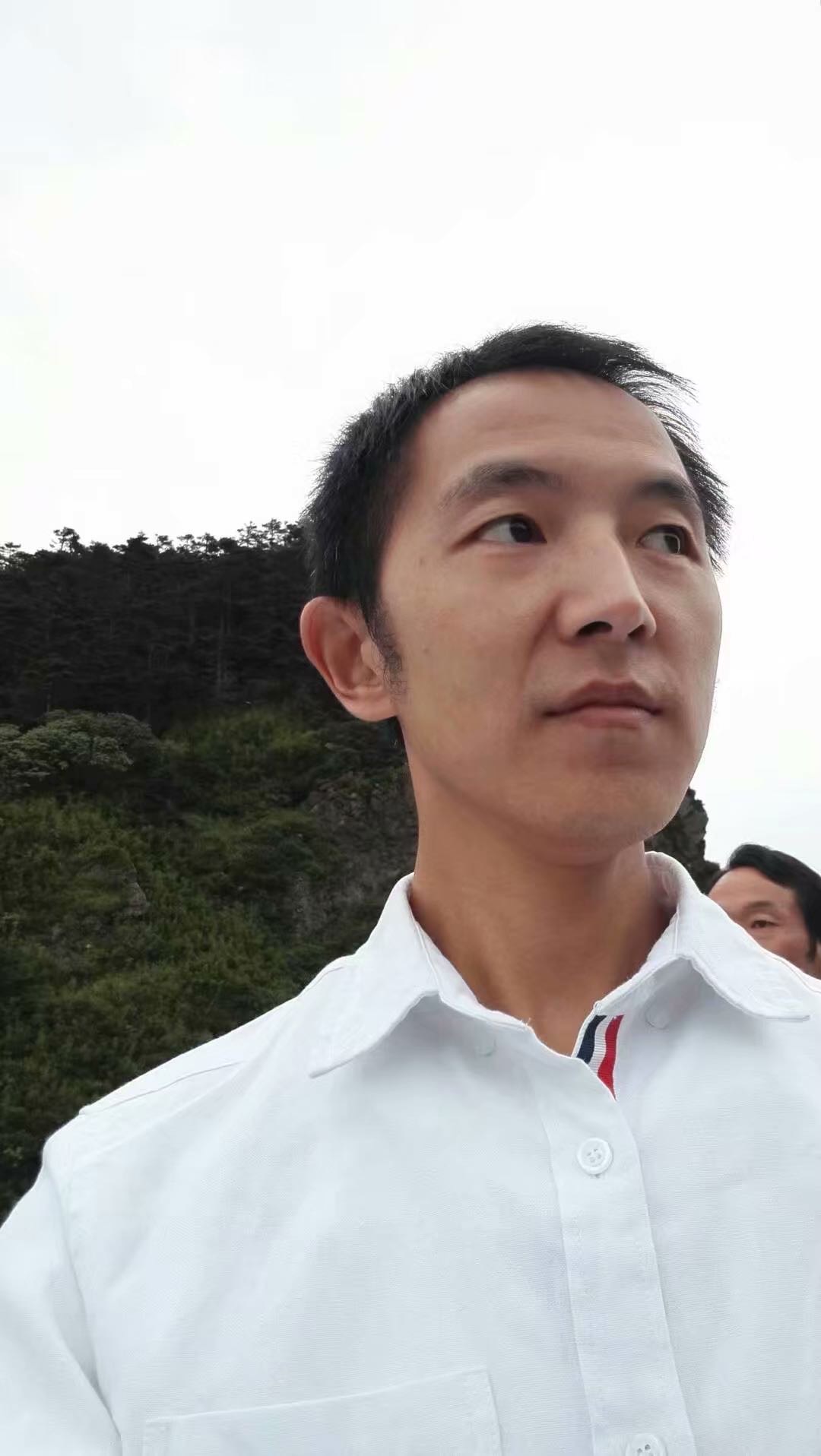 骑着蜗牛逛大街的照片