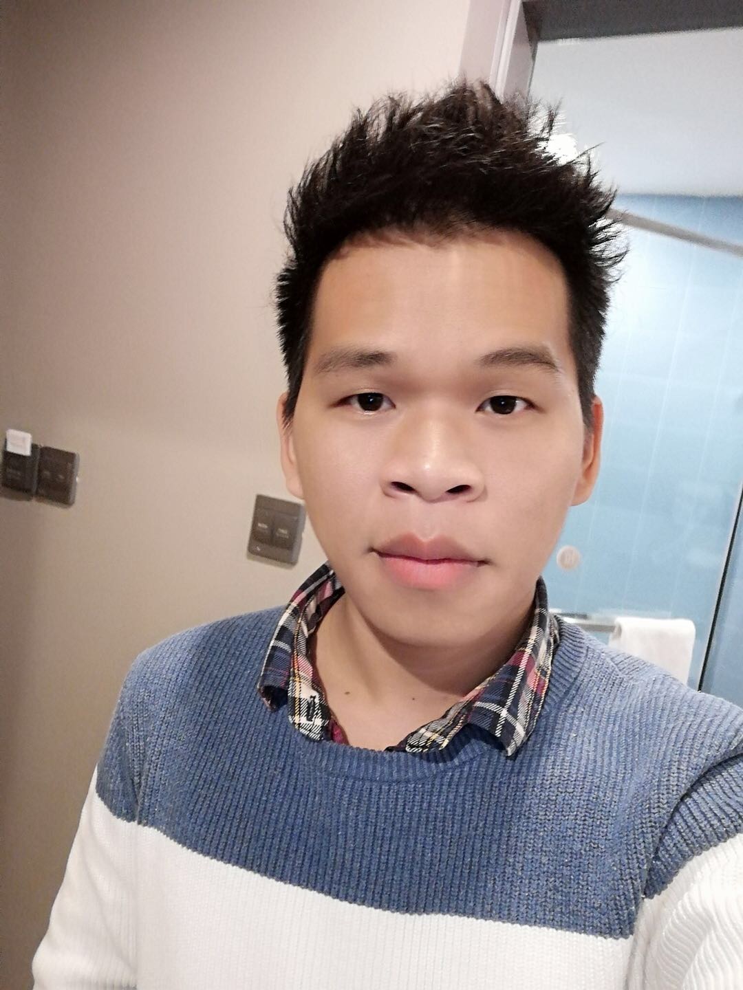 蹲街角的的男孩的照片