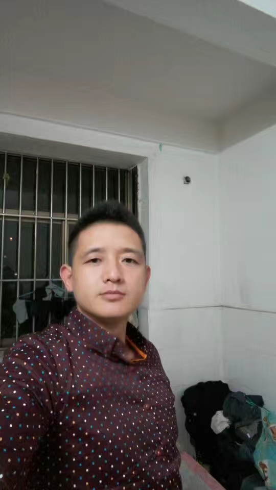 阳光下的老男孩的照片