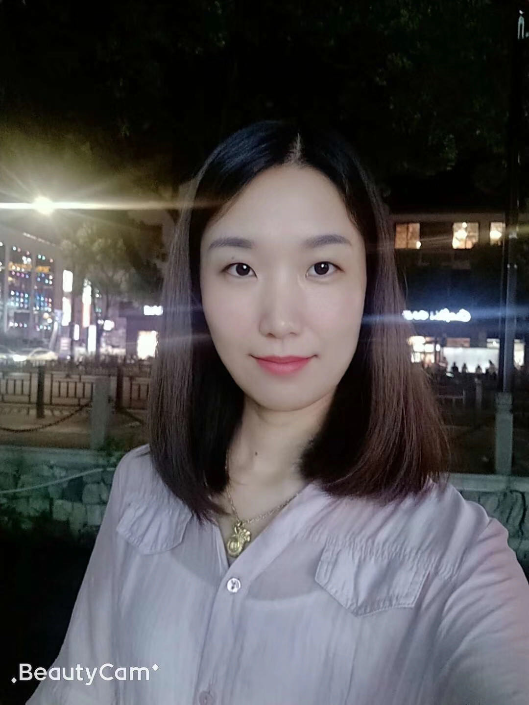 一只变橘子的苹果的照片