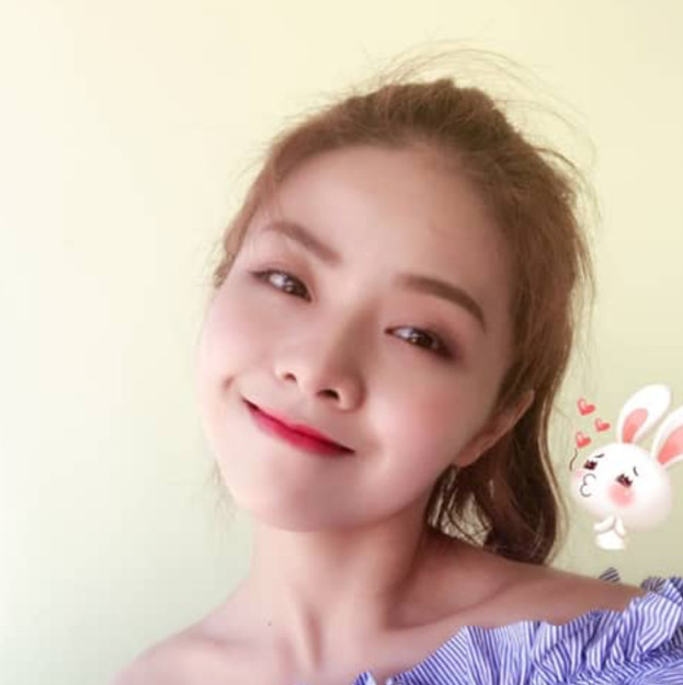 少女的猫的照片